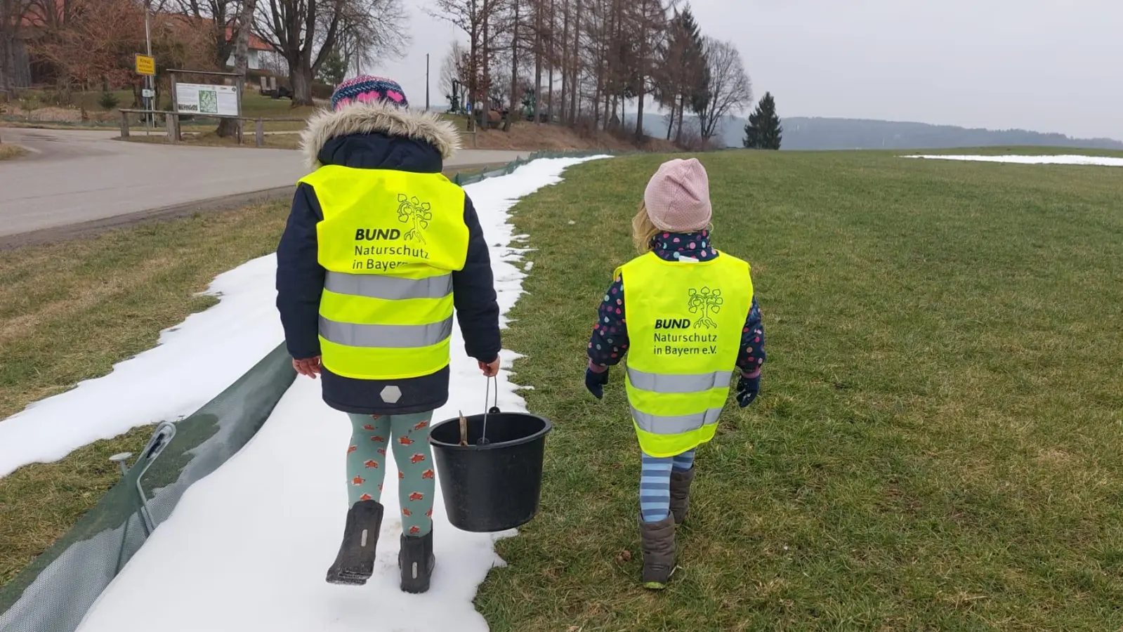 Sobald die Temperaturen im Frühjahr steigen, sind die Amphibien wieder zu ihren Laichgewässern unterwegs. Erhöhte Vorsicht ist hier geboten. (Foto: Bund Naturschutz Ebersberg)