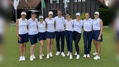 Die Damenmannschaft freut sich mit ihrem Trainer über den Erfolg (von links): Captain Angela Kurz, Michele Holzwarth, Ramona Neumann-Mangoldt Madeleine Orlowski, Max Baumgart, Julia Weber, Selina Weiher, Johanna Modrack und Nicola Schuster. (Foto: Golfclub Starnberg)