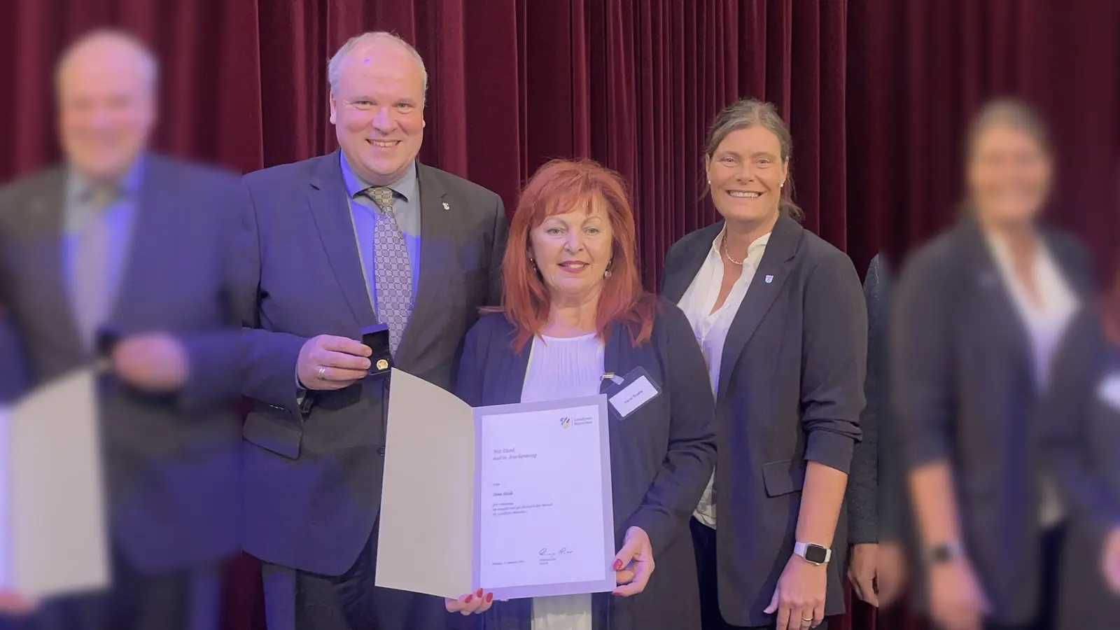 Irene Steele wurde von Landrat Christoph Göbel ausgezeichnet. Es gratulierte herzlich Bürgermeisterin Mindy Konwitschny (r.).  (Foto: hw)