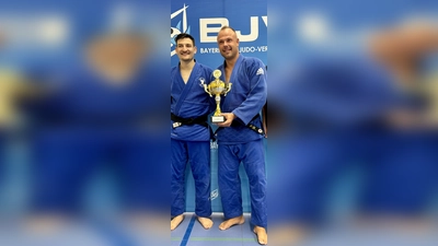 Der Pokal für Robert Buendowski und Valentin Larasser von der Kampfgemeinschaft Aibling-Grafing. (Foto: Judo Team Bad Aibling)