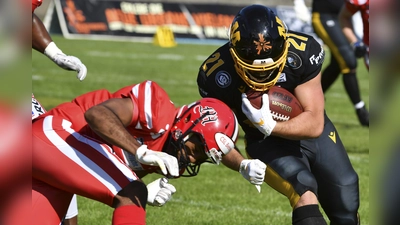 Die Munich Cowboys (schwarz) messen sich am Samstag mit den Marburg Mercenaries. (Foto: Peter Roth)