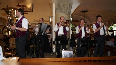 Mit dabei beim Herbsthoagartn sind die BirnBaamBuam aus dem Tölzer Land. (Foto: BirnBaamBuam)