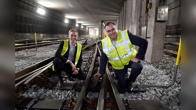Bürgermeister Dominik Krause und MVG-Chef Ingo Wortmann (rechts) am erneuerten Weichenfeld am Harras. (Foto: MVG)