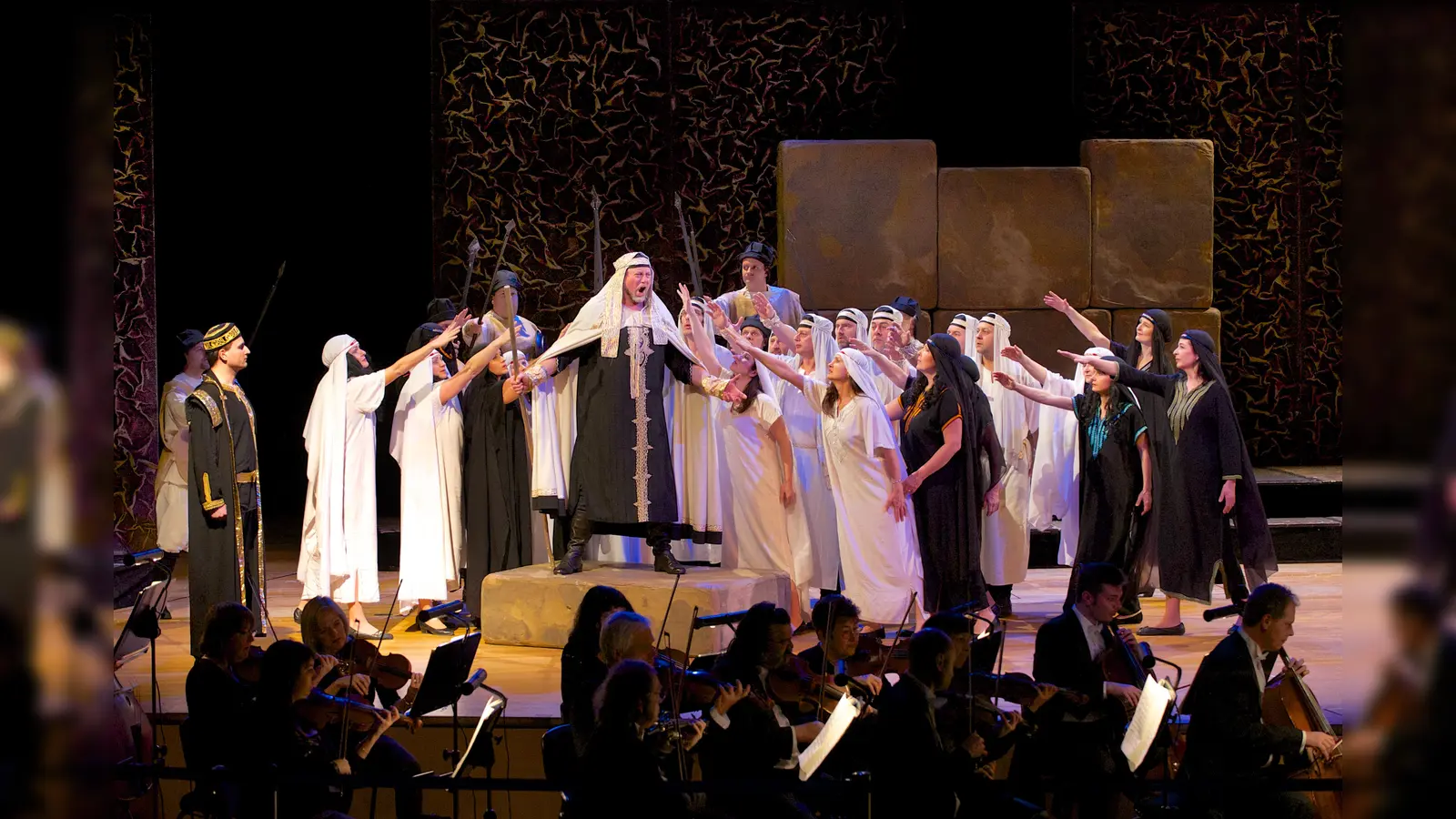 Nabucco wird meist mit dem Chor der Gefangenen verbunden. Die Oper erzählt eine Geschichte von Unterdrückung und Freiheitskampf – ein Thema, das die Italiener im 19. Jahrhundert mit Blick auf ihre eigene Situation euphorisch aufnahmen. (Foto: Christian Rudnik)