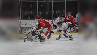 Die beiden kanadischen Stürmer Lynnden Pastachak (rotes Trikot links) und Jordan Stallard vom EHC Klostersee im - nach der Absage der Playdowns unerwartet - letzten Pflichtspiel der Saison gegen die Passau Black Hawks. (Foto: smg/EHC)