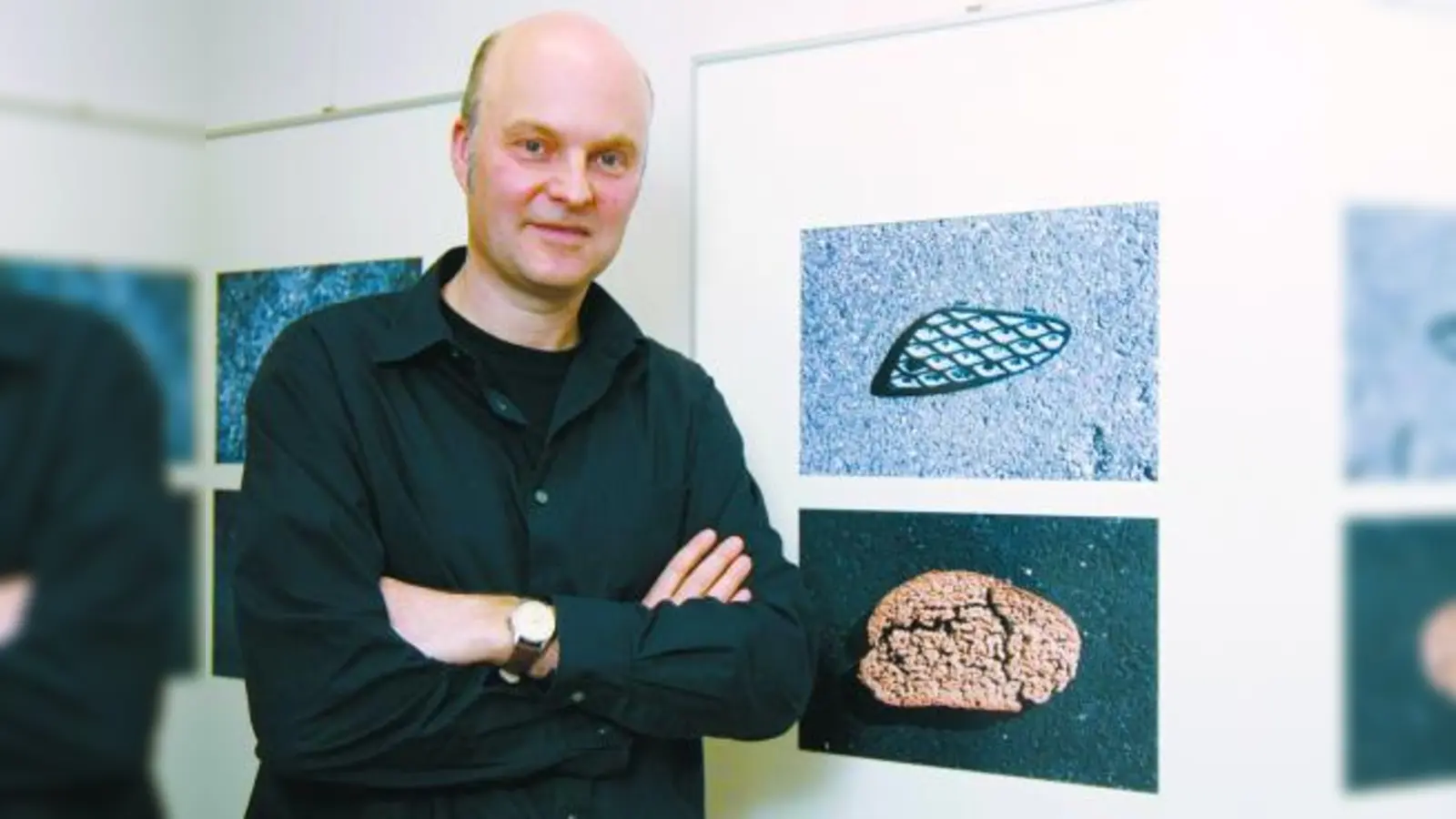 Der Künstler Thomas Nechleba vor seinen Fotokollagen. Noch bis Mitte März sind die Arbeiten im Gemeindearchiv in der Planegger Straße 22 zu sehen. (Foto: US)