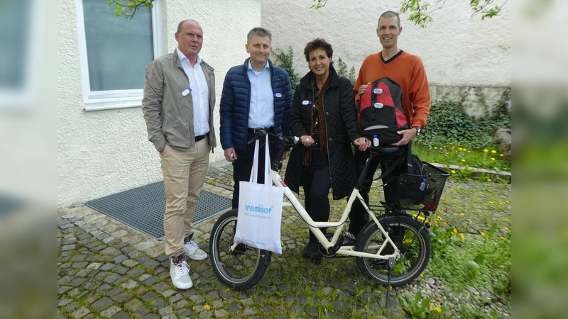 Sorgen für mehr Sicherheit (von links): Jörg Wolters und Herbert Dopfner von der Bremicker Versicherungstechnik übergaben Bürgermeisterin Angelika Flock und Radverkehrsbeauftragtem Stefan Frenzl 500 Verkehrsleuchten. (Foto: Stadt Weilheim)