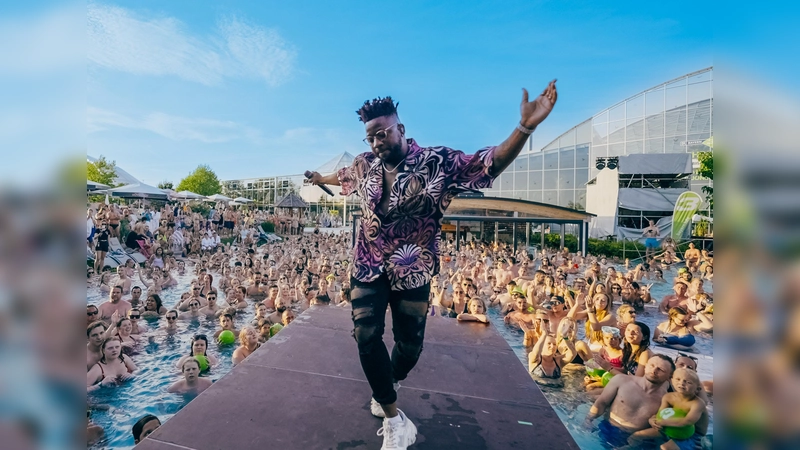Stargast Kelvin Jones heizt den Gästen im Pool so richtig ein. (Foto: Therme Erding)