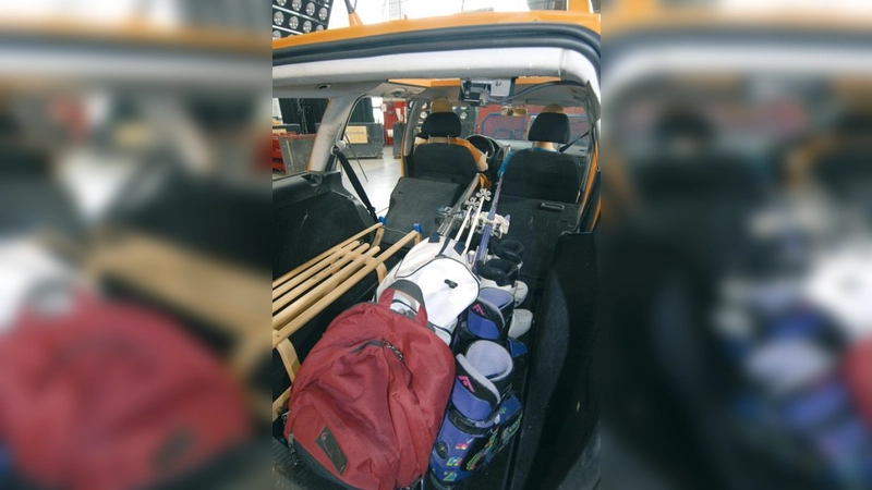 Ungesichert kann die Wintersportausrüstung im Auto zum gefährlichen Geschoss werden, warnt der ADAC.