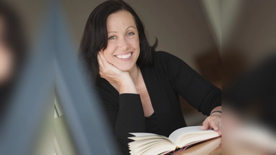 Die Autorin Stefanie Gregg präsentiert in Vaterstetten ihren Roman: „Das Glaskind”.  (Foto: Angelika Bardehle)