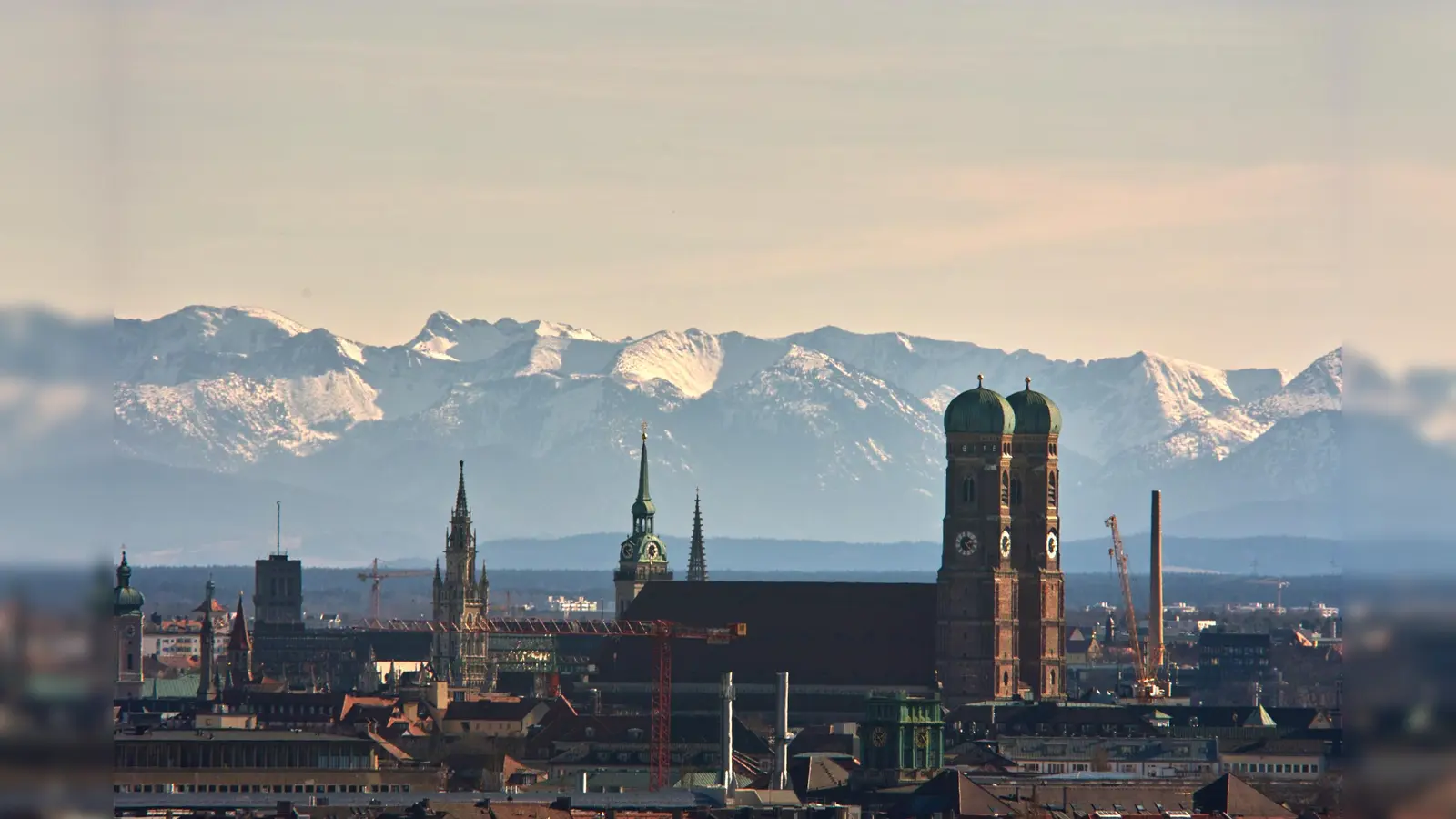 Bei Föhn wirken die bayerischen Berge zum Greifen nahe. Aber auch sonst fühlt sich der Münchner dem "Gebirg" sehr verbunden.  (Foto: Reinald Kirchner/CC BY-SA 2.0)