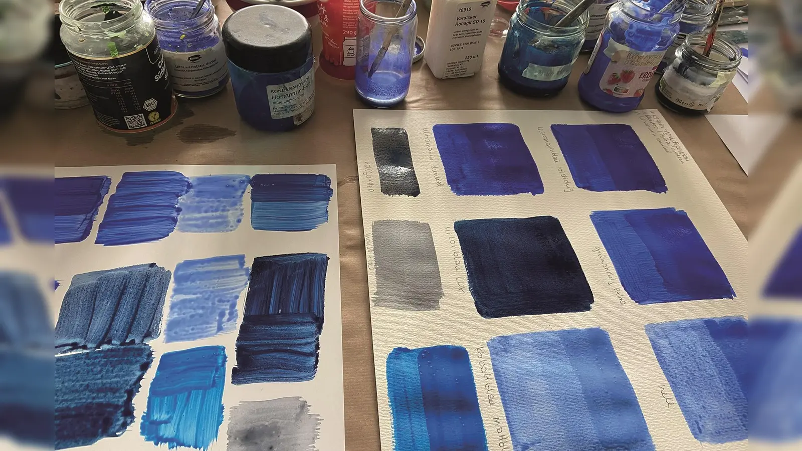 Beim Schnupperkurs der Malakademie dreht sich alles um die Farbe Blau.  (Foto: Malakademie München)