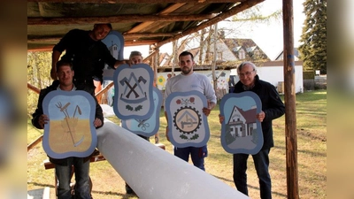 Alles neu: der Pentenrieder Maibaum wird heuer mit neuen Schildern und neuem Kranz geschmückt. Am 1. Mai ab 11 Uhr beginnt das Maibaumaufstellen. Von links Michael Maiblüh, René Berger, Philipp Stemmer und Philipp Groll sowie Vorstand Adolf Lorenz. (Foto: us)