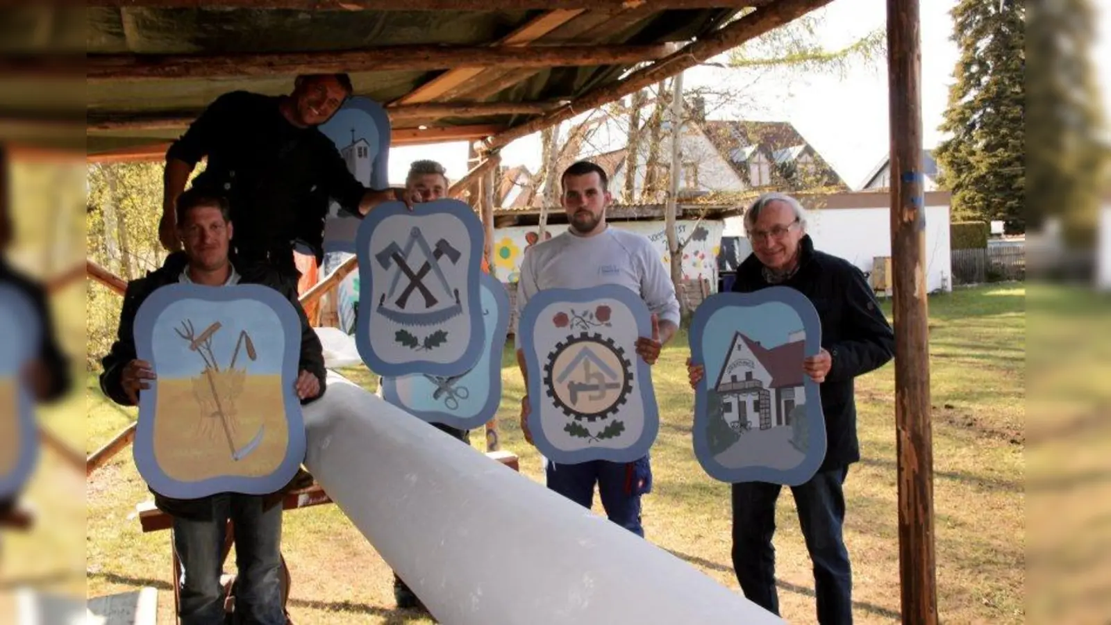 Alles neu: der Pentenrieder Maibaum wird heuer mit neuen Schildern und neuem Kranz geschmückt. Am 1. Mai ab 11 Uhr beginnt das Maibaumaufstellen. Von links Michael Maiblüh, René Berger, Philipp Stemmer und Philipp Groll sowie Vorstand Adolf Lorenz. (Foto: us)
