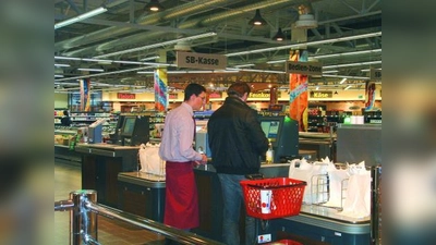Der Kunde ist auch in der SB-Zone nicht völlig auf sich gestellt: Bei Bedarf hilft ein Mitarbeiter gerne. (Foto: bb)