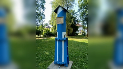 Der Maibaum gekürzt mit Tafel und kleinem Dach. (Foto: Heimat- und Trachtenverein Weilheim e.V.)