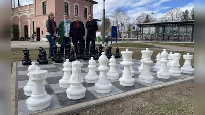 Freuen sich über das neue Schachspiel (von links): Peggy Franze, Heidrun Walter, Sophie Langer und Marvin Binnig vom Verschönerungsverein Feldafing.  (Foto: Verschönerungsverein Feldafing)