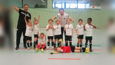 Die erfolgreichen „Bambinis“ des BSC Oberhausen mit Betreuer Christian Huber (links) und Trainer Gerhard Bertl (rechts). (Foto: BSC Oberhausen)