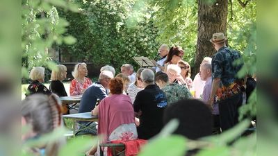 Einen gemütlichen Nachmittag bei Musik und mit schönen Bildern der drei neuen Ausstellungen: Das bietet SommerKunst &amp; KlangWiese den Besuchern und Freunden des Kulturhauses Mohr-Villa.  (Foto: Mehtap Ugurlu, Mohr-Villa)