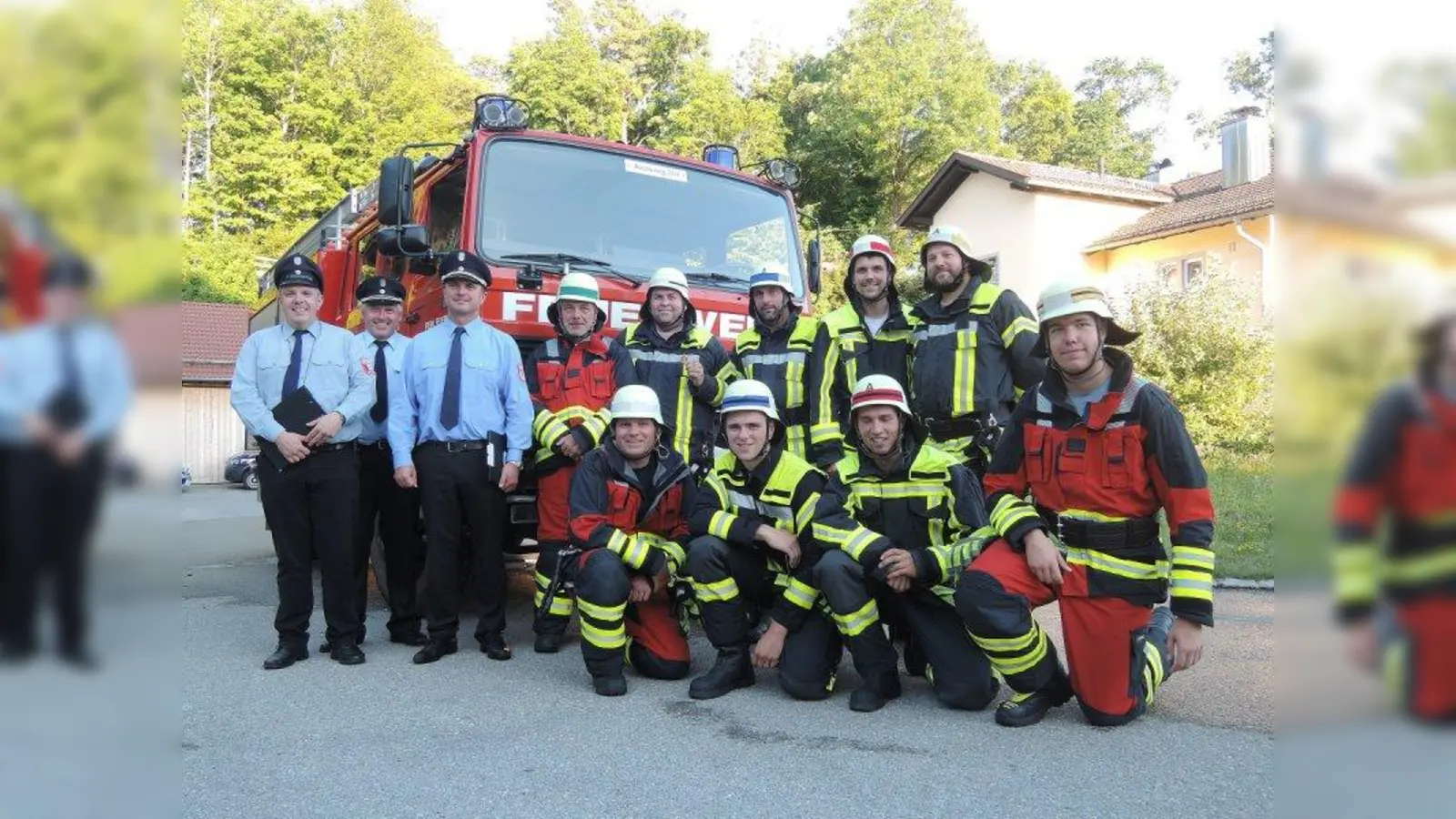Die Gruppe am Fahrzeug angetreten mit den Schiedsrichtern. (Foto: FFW Pöcking)