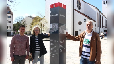 Präsentierten die Stele am Kirchplatz (v.l.): Christian Fries (Amtsleiter Kultur und Öffentlichkeitsarbeit), Angelika Kammerl (Zweite Bürgermeisterin) und Andreas Rachl (Hersteller der Informationsstelen). (Foto: Stadt Starnberg)