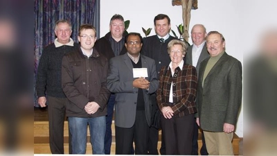 Eine weitere Spende für die Kirchenrenovierung gab es letzte Woche: (von links) Kirchenpfleger Gerhard Fleck, Stefan Stiftl, Raimund Feht jun., Pater Georg Menachery, Festwirt Lorenz Stiftl, Gisela Busch und Anton Fürst von der Projektgruppe Kirchenrenovierung sowie Helmut Pfundstein. (Foto: Eva Schraft)