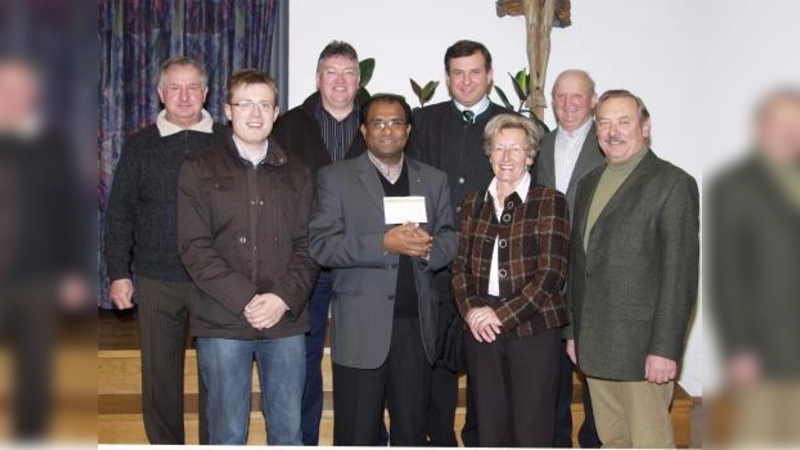 Eine weitere Spende für die Kirchenrenovierung gab es letzte Woche: (von links) Kirchenpfleger Gerhard Fleck, Stefan Stiftl, Raimund Feht jun., Pater Georg Menachery, Festwirt Lorenz Stiftl, Gisela Busch und Anton Fürst von der Projektgruppe Kirchenrenovierung sowie Helmut Pfundstein. (Foto: Eva Schraft)