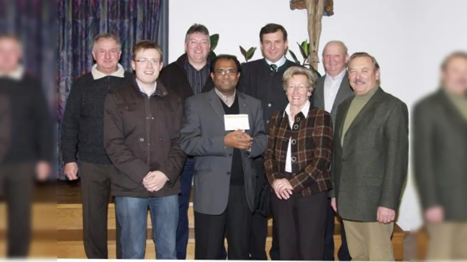 Eine weitere Spende für die Kirchenrenovierung gab es letzte Woche: (von links) Kirchenpfleger Gerhard Fleck, Stefan Stiftl, Raimund Feht jun., Pater Georg Menachery, Festwirt Lorenz Stiftl, Gisela Busch und Anton Fürst von der Projektgruppe Kirchenrenovierung sowie Helmut Pfundstein. (Foto: Eva Schraft)