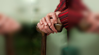 Wer pflegebedürftig wird, kann Leistungen von der Pflegekasse beziehen. Allerdings muss zuvor der Pflegegrad festgestellt werden.  (Foto: Erwin Wodicka /Colourbox.com)