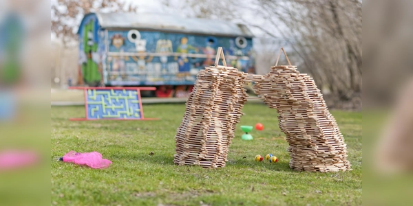 Viel Material hat der Spielbus mit im Gepäck. Ball- und Bewegungsspiele warten auf die Kinder und auch seine Geschicklichkeit kann man unter Beweis stellen. (F.: Benjamin Hilbig)