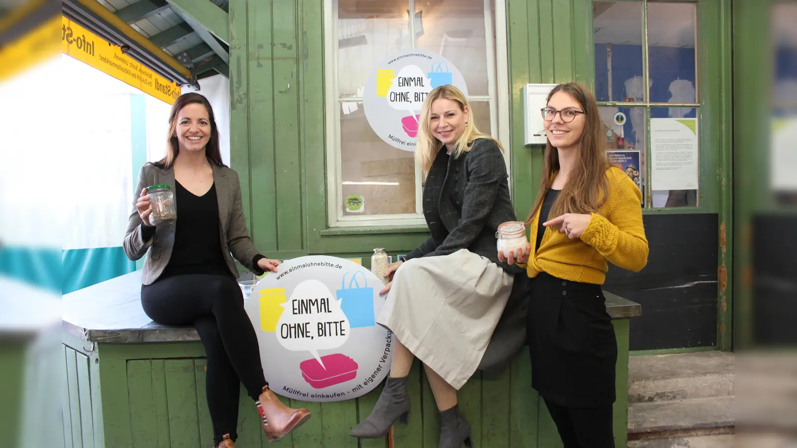 Stehen voll hinter »Einmal ohne, bitte«: Kommunalreferentin Kristina Frank, Umweltreferentin Stephanie Jacobs und Projektleiterin Johanna Koch (v. li.). (Foto: cr)