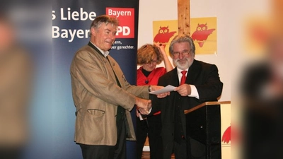 Bernd Gropper (r.) gratulierte Dieter Friedmann zum 70sten und wurde am Abend zusammen mit Walther Hohenester für 40 Jahre Parteizugehörigkeit ausgezeichnet. Im Hintergrund Birgit Naumann. (Foto: US)