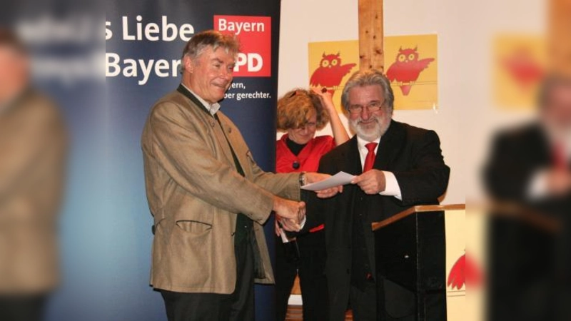 Bernd Gropper (r.) gratulierte Dieter Friedmann zum 70sten und wurde am Abend zusammen mit Walther Hohenester für 40 Jahre Parteizugehörigkeit ausgezeichnet. Im Hintergrund Birgit Naumann. (Foto: US)