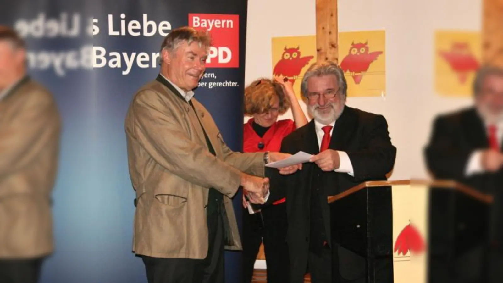 Bernd Gropper (r.) gratulierte Dieter Friedmann zum 70sten und wurde am Abend zusammen mit Walther Hohenester für 40 Jahre Parteizugehörigkeit ausgezeichnet. Im Hintergrund Birgit Naumann. (Foto: US)