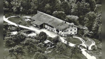 Das 1838 von der Nonnenmacher-Bande heimgesuchte  Wildenholzener Hofbauern-Anwesen in einer Luftaufnahme.  	 (Foto: Hans Huber, Taglaching)