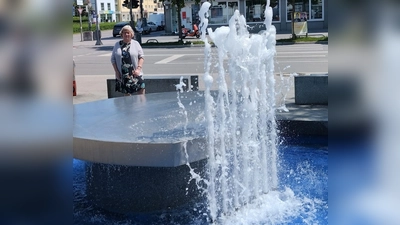 Die frühere Bezirksausschussvorsitzende Johanna Salzhuber vor dem Brunnen am Moosacher Stachus. (Foto: SPD Moosach)
