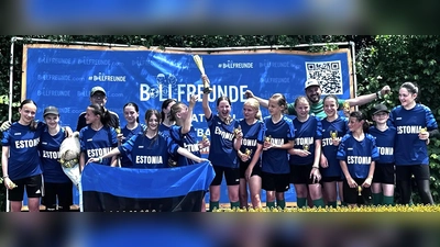 Richtig gut: Die U13-Mädchen des FC Fasanerie-Nord haben die Mini-EM in Augsburg gewonnen. Hier zeigen sie bei der Siegerehrung ihre große Freude über den Sieg.  (Foto: © FC Fasanerie Nord )