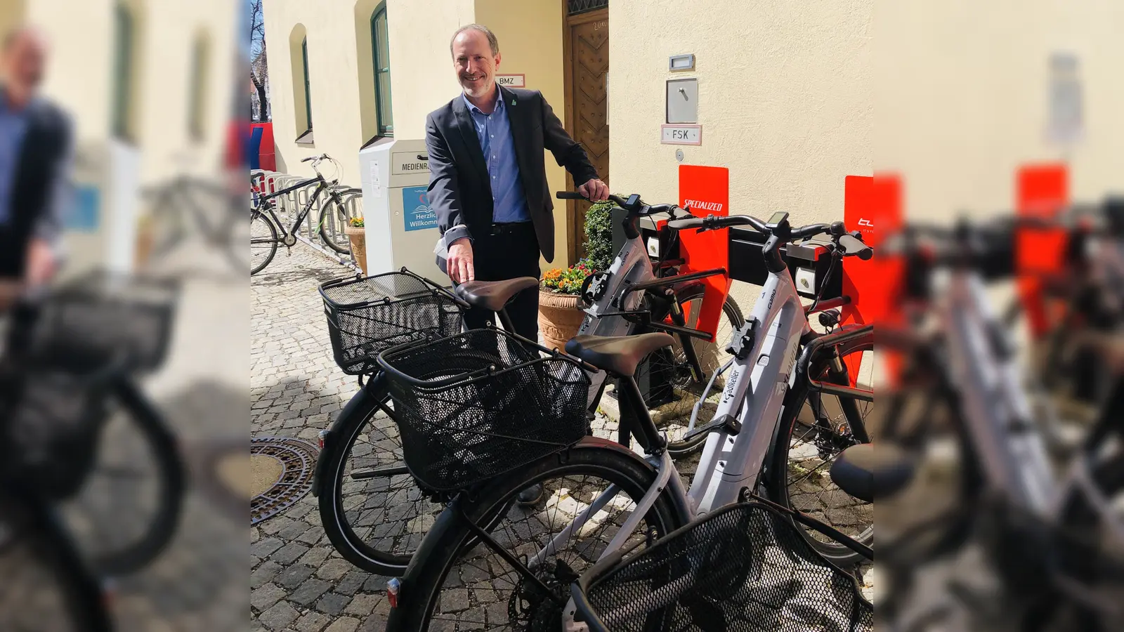 Holzkirchens Bürgermeister Christoph Schmid freut sich über zahlreiche Teilnehmer bei der Aktion Stadtradeln, egal ob mit einem E-Bike oder einem normalen Fahrrad.  (Archivbild: hw)