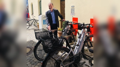 Bürgermeister Christoph Schmid präsentiert die flotten E-Bikes, die man bei der Gemeinde Holzkirchen ausleihen kann. (Foto: hw/Archiv)