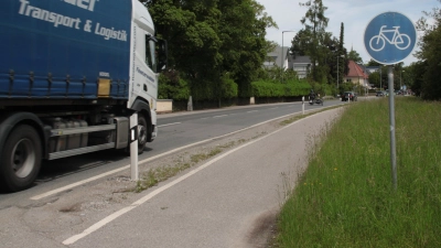 Seit acht Jahren drängte der Bezirksausschuss darauf, beidseitig der viel befahrenen Bundesstraße Geh- und Radwege zu schaffen - streckenweise gibt es wie hier gar keinen Gehweg. (Foto: job)