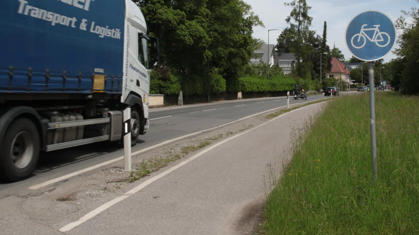 Seit acht Jahren drängte der Bezirksausschuss darauf, beidseitig der viel befahrenen Bundesstraße Geh- und Radwege zu schaffen - streckenweise gibt es wie hier gar keinen Gehweg. (Foto: job)