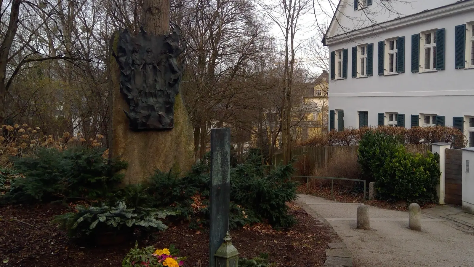 Beim Pfarrhaus St. Georg steht seit 1981 ein Denkmal für Pater Alfred Delp, der hier Kirchenrektor war und von den Nationalsozialisten hingerichtet wurde. (Foto: bs)