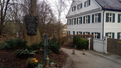 Beim Pfarrhaus St. Georg steht seit 1981 ein Denkmal für Pater Alfred Delp, der hier Kirchenrektor war und von den Nationalsozialisten hingerichtet wurde. (Foto: bs)