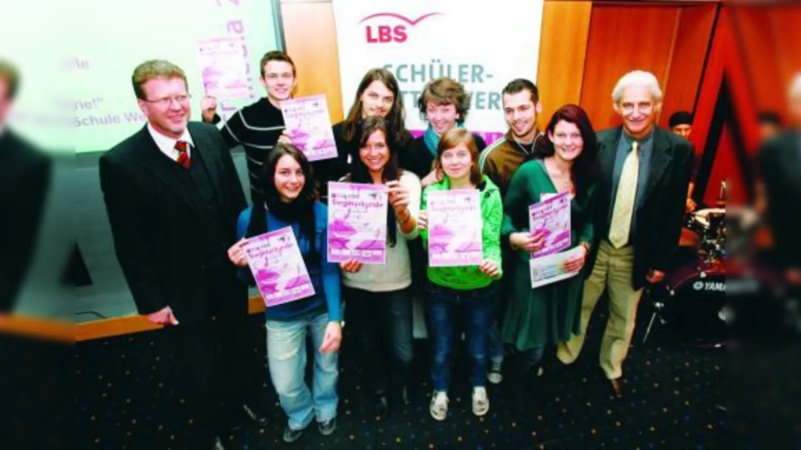 Stellvertretend für ihre Mitschüler wurden Gruppensprecherin Cornelia Kroiß (2.v.r.) und ihre Mitschüler aus der Samuel-Heinicke-Fachoberschule in Pasing mit dem zweiten Preis und damit 600 Euro Preisgeld in der Sparte Grafik &amp; Layout für ihr Fotoprojekt ausgezeichnet. LBS-Pressesprecher Joachim Klein (r.) und Kultusstaatssekretär Dr. Marcel Huber (l.) übergaben ihnen Scheck und Urkunde. (Foto: pi)