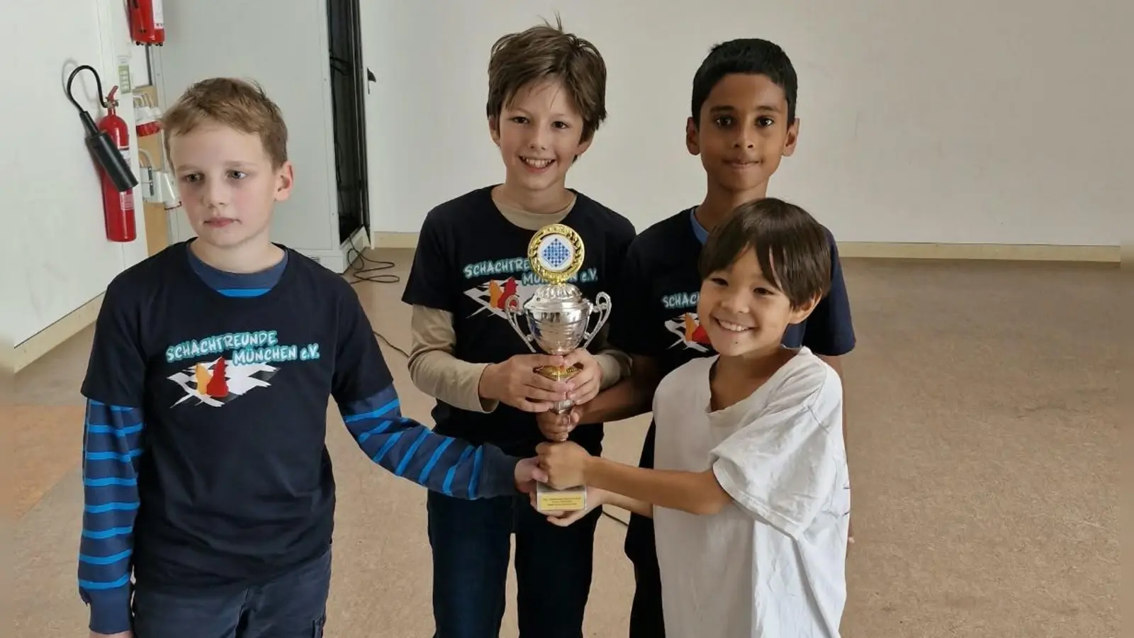 Erfolg in Erlenbach: Die U10 der Schachfreunde München ist Bayerischer Meister. Mitgespielt haben (von links) Andrii Yevchenko, Bruno Dankic, Sai Varun Palaniappan und der Jüngste, Leo Max Rohr. (Foto: Schachfreunde München)