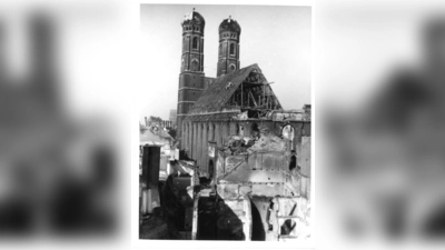 Am Ende des Zweiten Weltkrieges war die Frauenkirche nur noch eine Ruine. Mehrere Luftangriffe hatten sie, ebenso wie die umliegenden Gebäude, schwer beschädigt.  (Foto: © Archiv und Bibliothek des Erzbistums München und Freising)