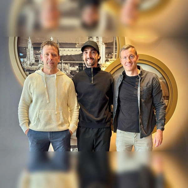 Neu in Unterhaching: Cheftrainer Holger Seitz (links) und Co-Trainer Benjamin Schwarz (rechts) mit Sportdirektor Markus Schwabl. (Foto: SpVgg Unterhaching)