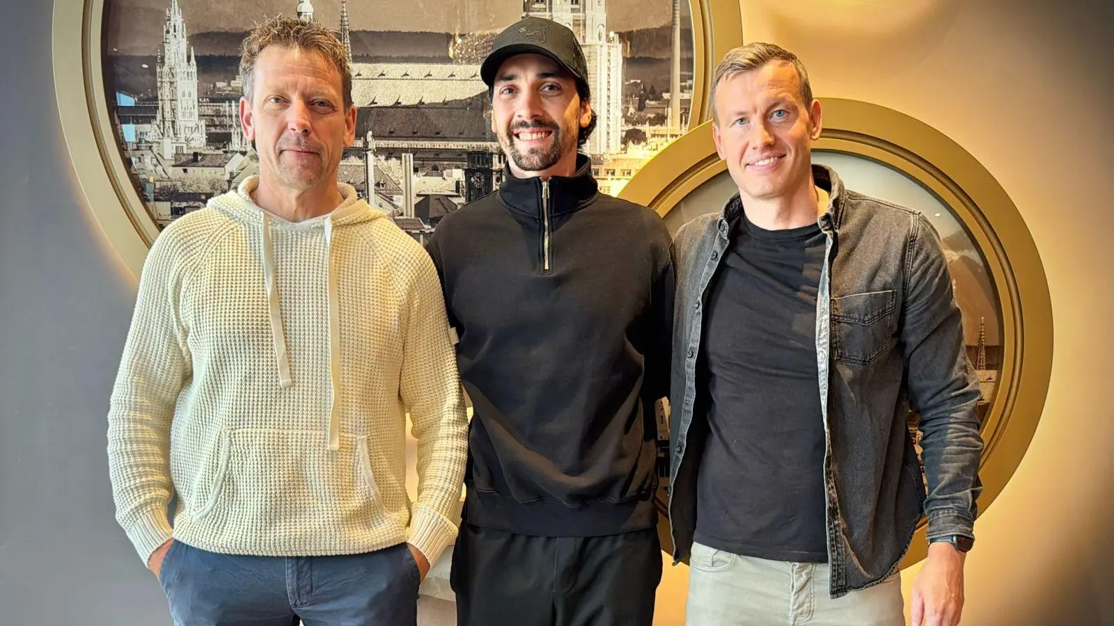 Neu in Unterhaching: Cheftrainer Holger Seitz (links) und Co-Trainer Benjamin Schwarz (rechts) mit Sportdirektor Markus Schwabl. (Foto: SpVgg Unterhaching)