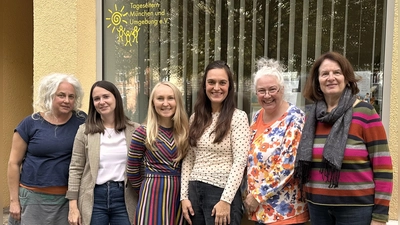 Der in der Wörthstraße 20 sitzende Verein Tageseltern München und Umgebung hat das Engagement seiner Referentinnen und Referenten gewürdigt. Von links nach rechts: Annette Schrof, Tina Sprung, Elena Scholz, Sandra Leitl, Sabine Schrof und Monika Thier. (Foto: Claudia Pauli)