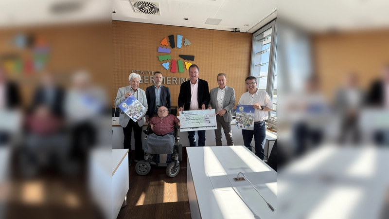 Fred Burgstaller (Lions Club), Martin Rattenberger (Amtsleiter), Herbert Sedlmeier (Sozialreferent), Oberbürgermeister Andreas Haas, Michael Sigmund (Lions Vizepräsident), Stefan Hetsch (Lions Beauftragter Adventskalender) v. l. (Foto: Rotary Club)
